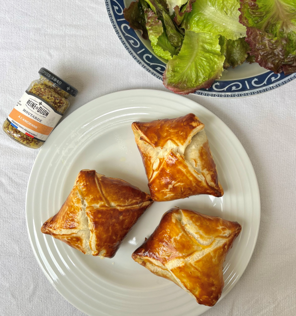 Feuilletés aux épinards, chèvre et moutarde à l'ancienne Reine de Dijon