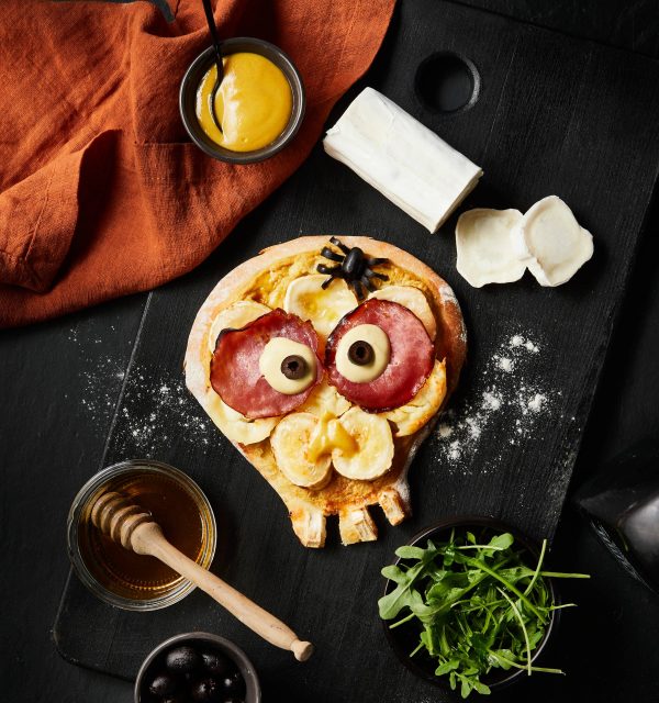 Pizza d'Halloween au chèvre & moutarde au miel